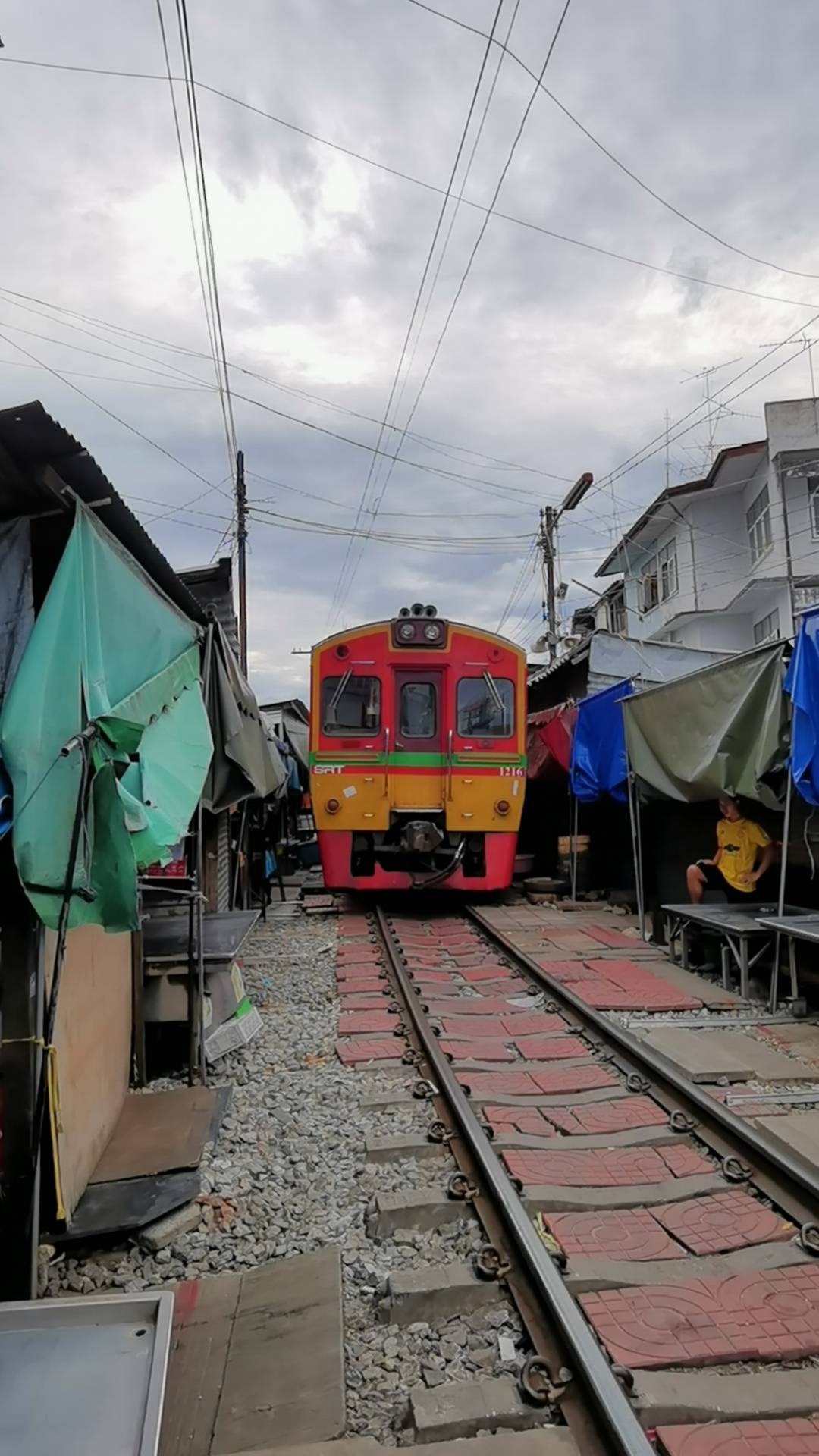 Mercat Mae Klong, Caraalvent.cat