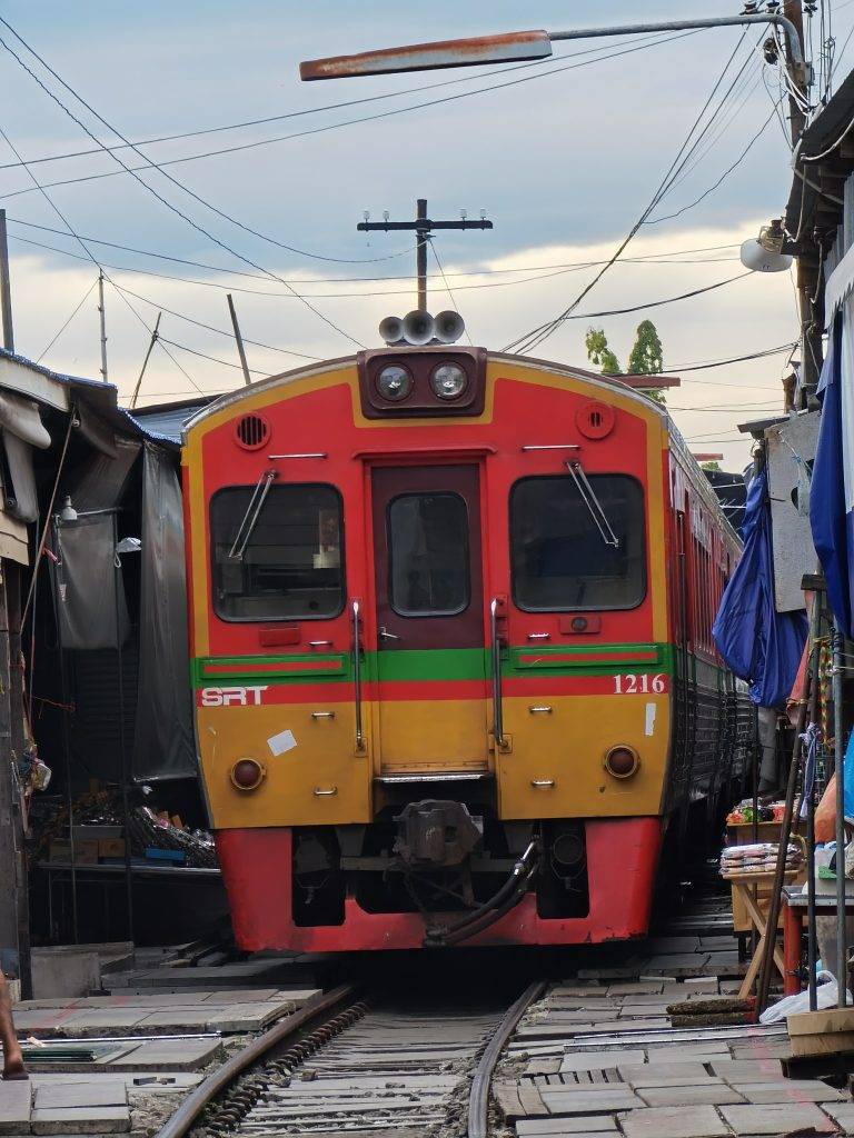 Mercat Mae Klong, Caraalvent.cat