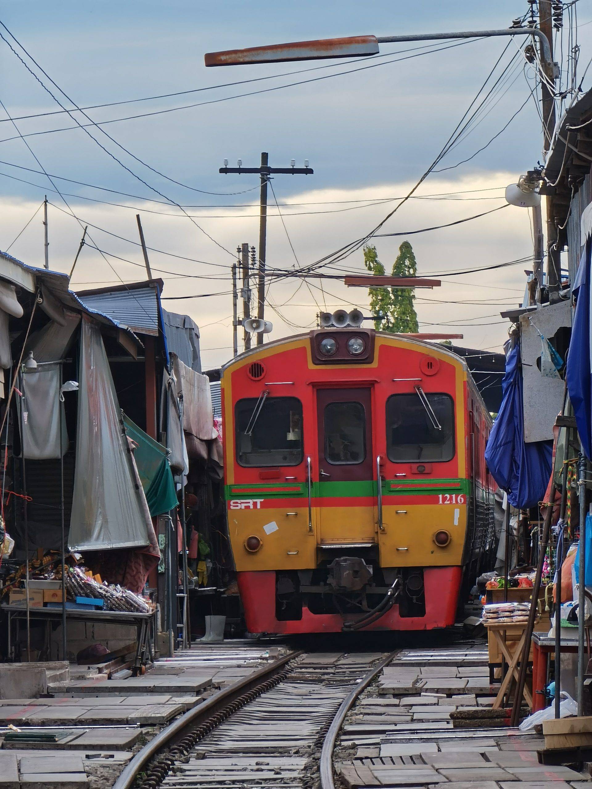 Mercat Mae Klong, Caraalvent.cat