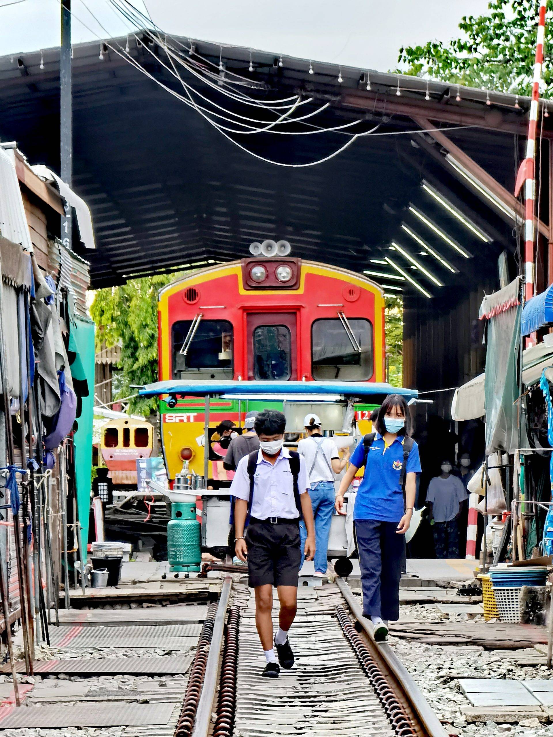 Mercat Mae Klong, Caraalvent.cat