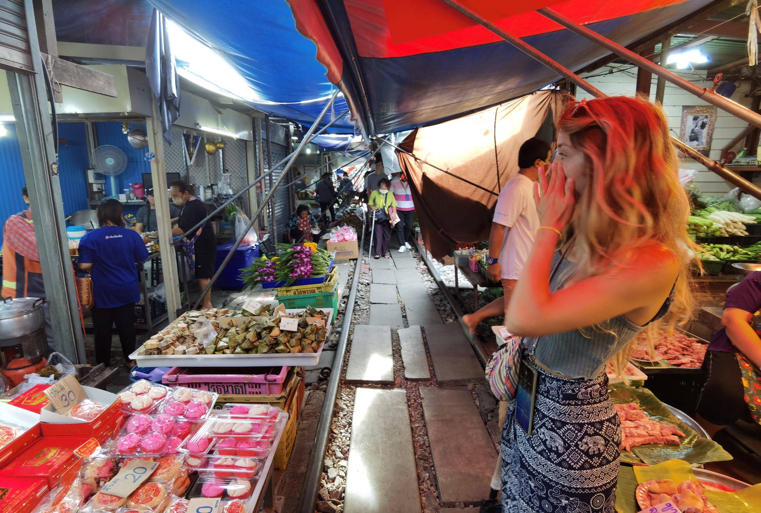 Mercat Mae Klong, Caraalvent.cat